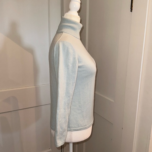 Women’s Classic Vintage Baby Ice Blue Turtleneck Sweater Size Small - Picture 3 of 7